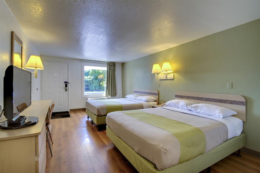 Rodeway Inn Windsor Mill Eksteriør bilde
