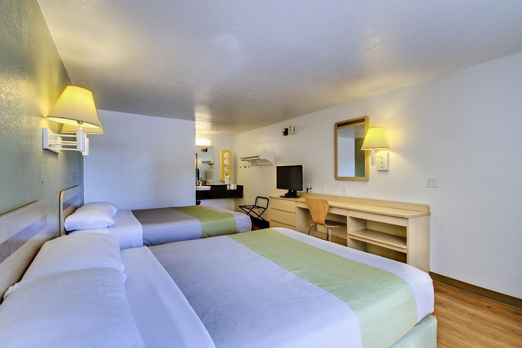 Rodeway Inn Windsor Mill Eksteriør bilde
