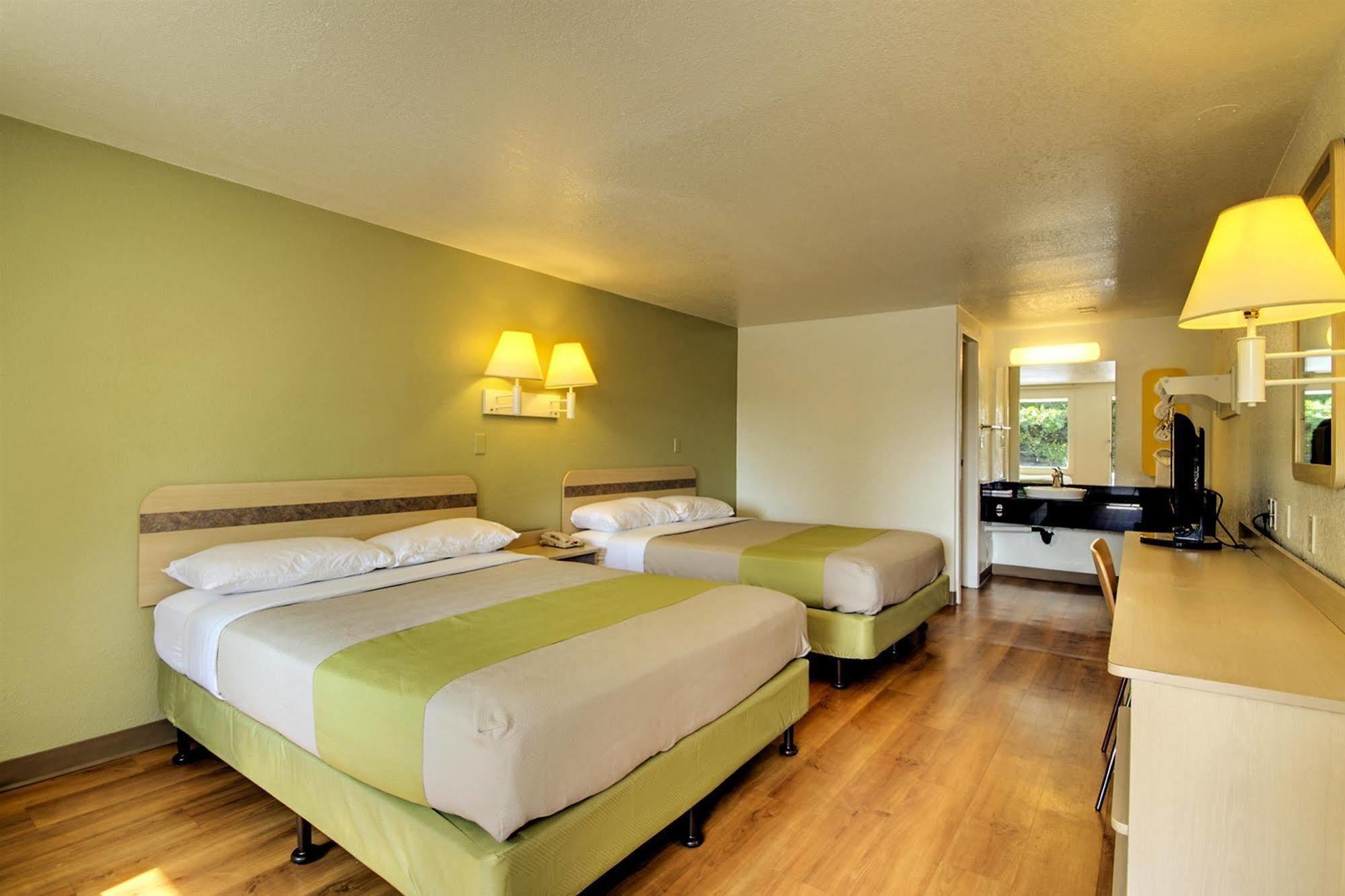 Rodeway Inn Windsor Mill Eksteriør bilde